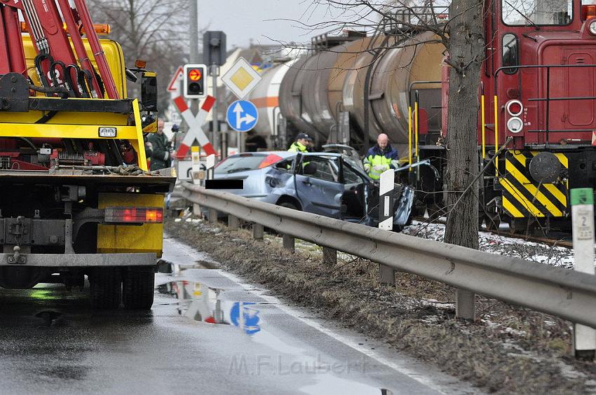 PKW gegen Zug Niederkassel Bingerstr P01.JPG